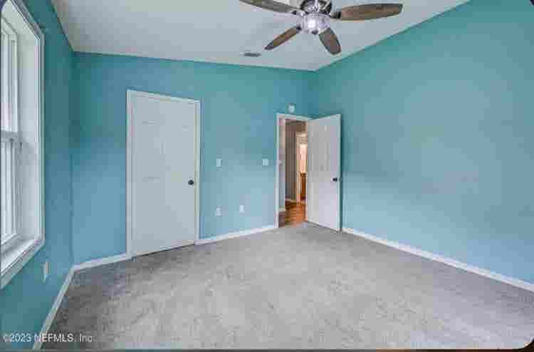 Large Bedroom. Big yard. Peaceful.