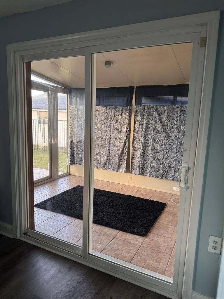 Large Bedroom-awesome private bath!
