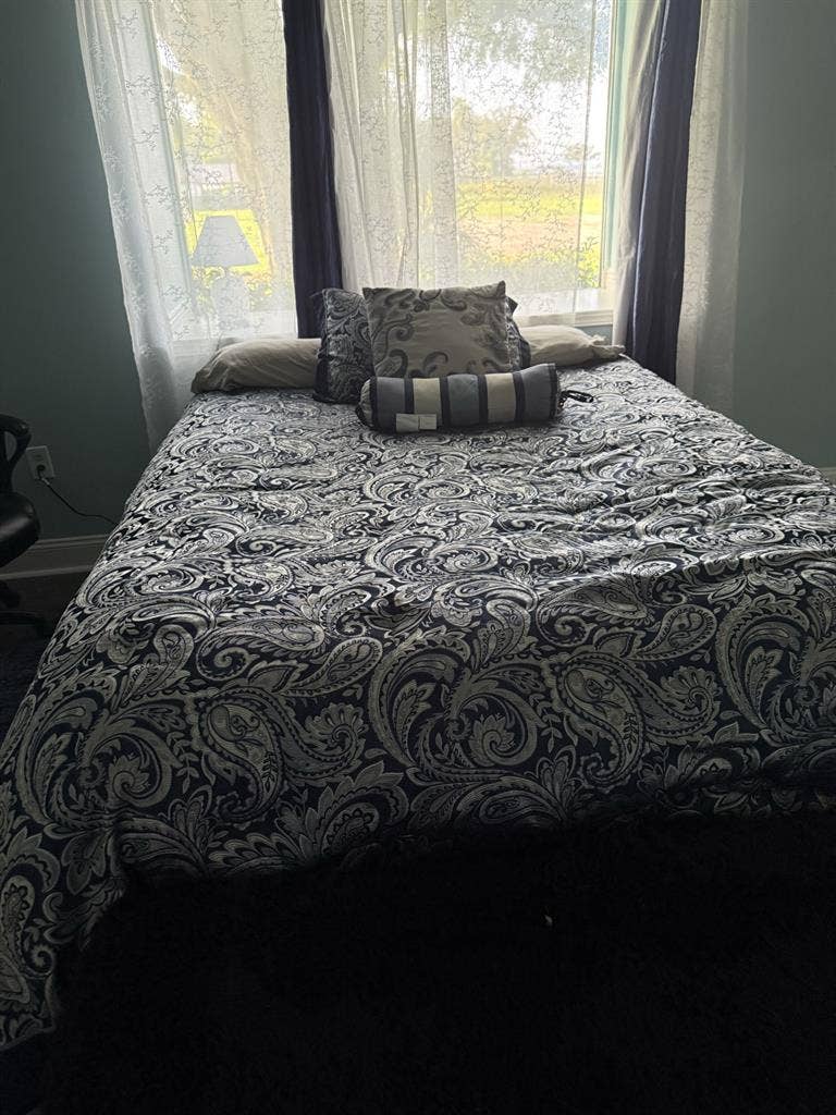 Large Bedroom-awesome private bath!