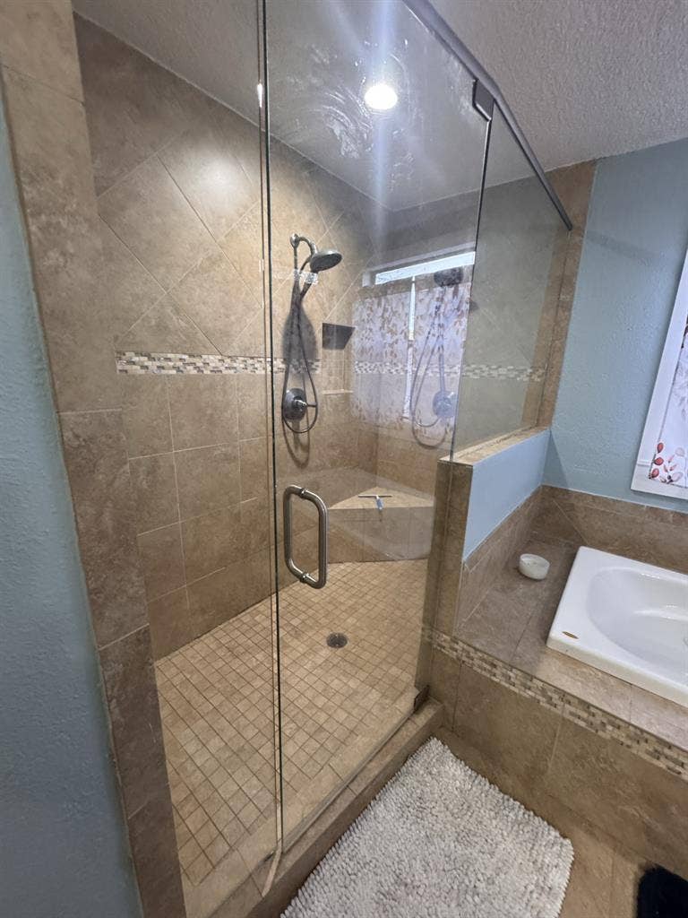 Large Bedroom-awesome private bath!