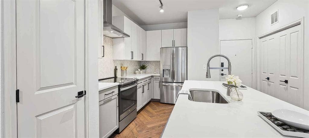 Looking for Roomate