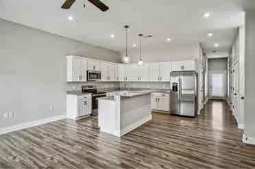 1 Bedroom and Bathroomm