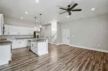 1 Bedroom and Bathroomm