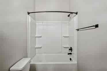 1 Bedroom and Bathroomm