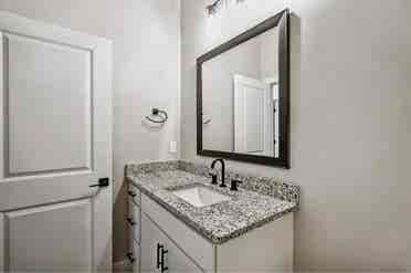 1 Bedroom and Bathroomm