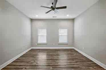 1 Bedroom and Bathroomm