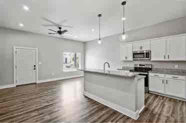 1 Bedroom and Bathroomm