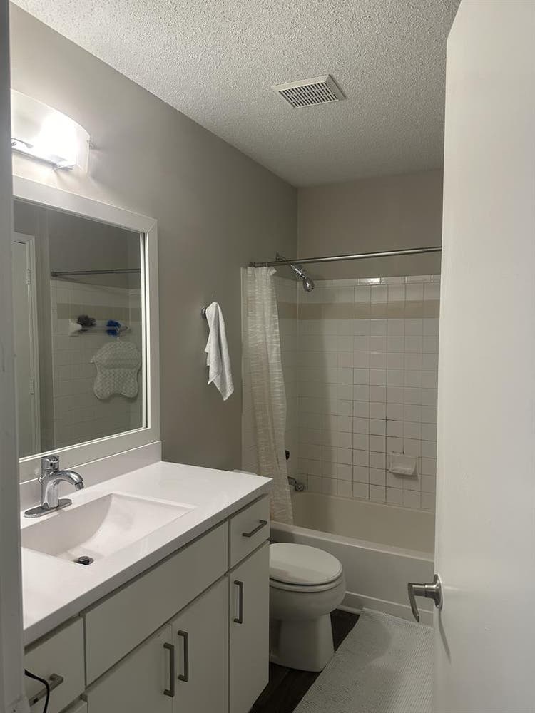Looking for roommate ASAP b