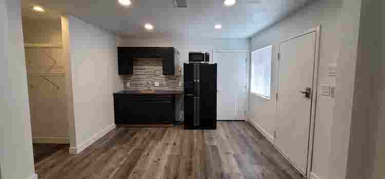 Huge Studio w/Loft Util. Inc!