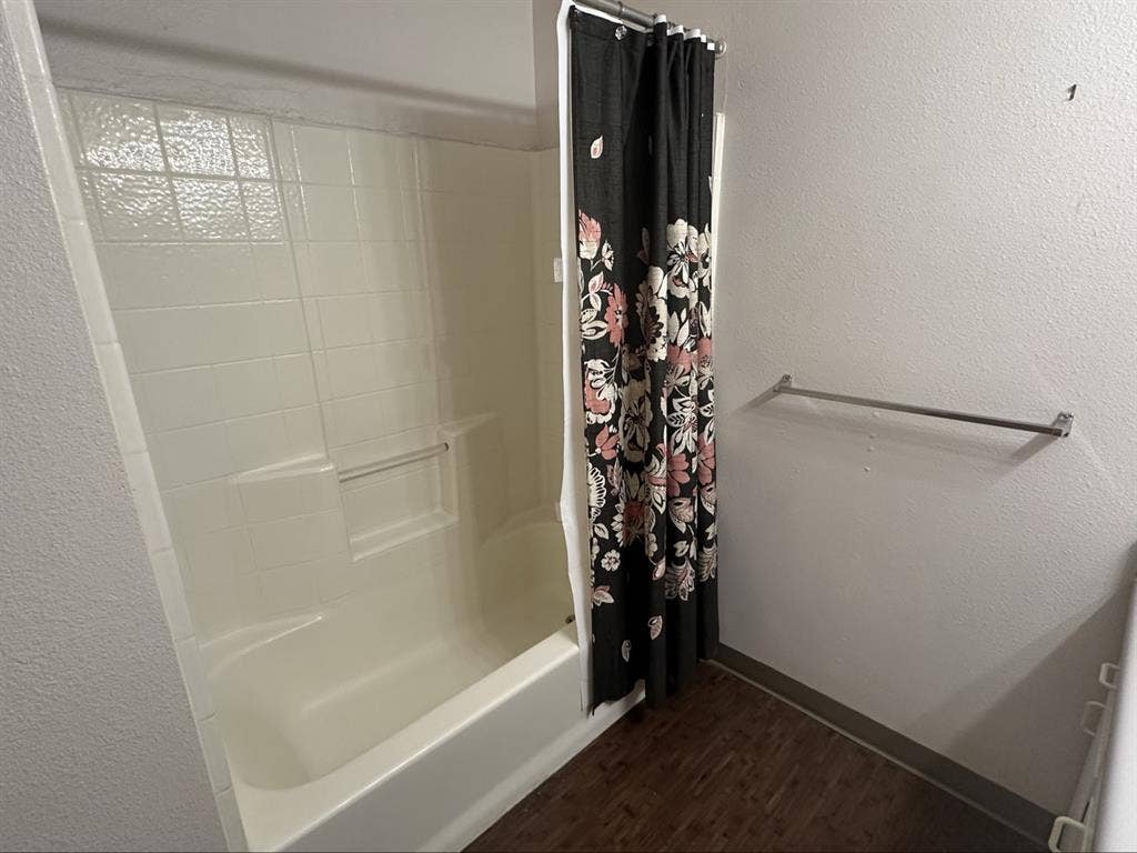Looking for a female roommatee