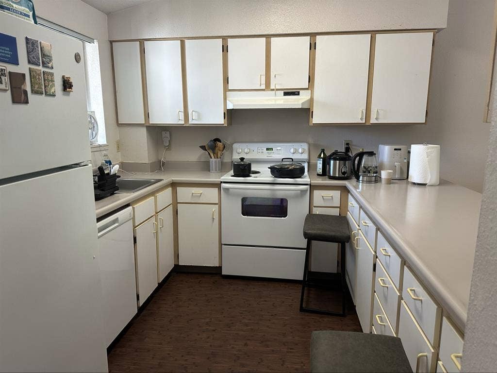 Looking for a female roommatee