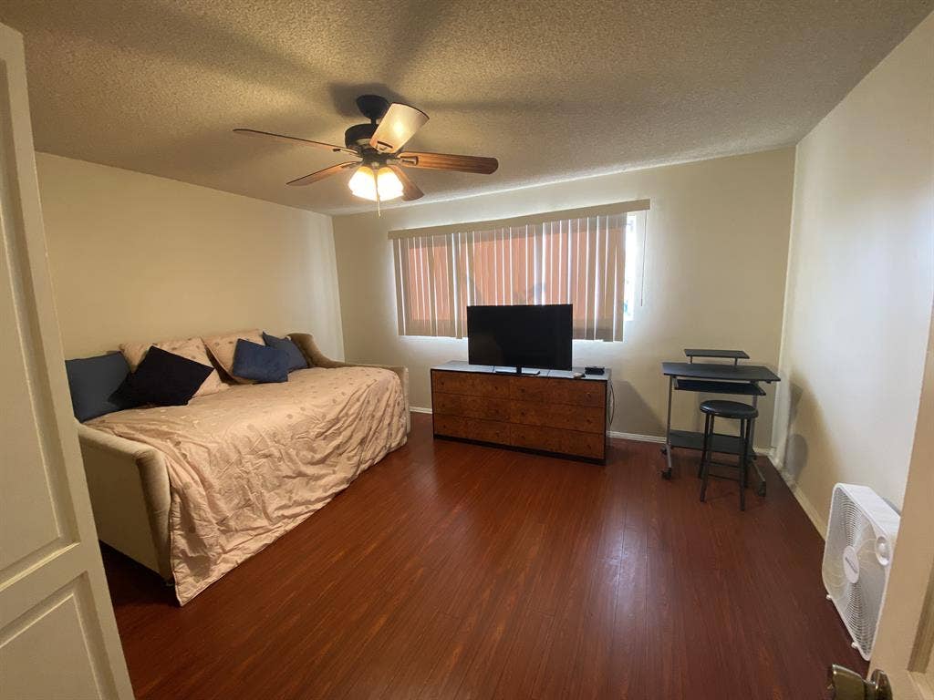 Spacious Room w Full Private Bath!