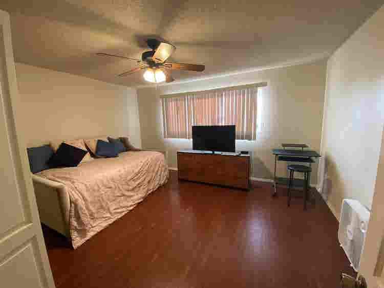 Spacious Room w Full Private Bath!