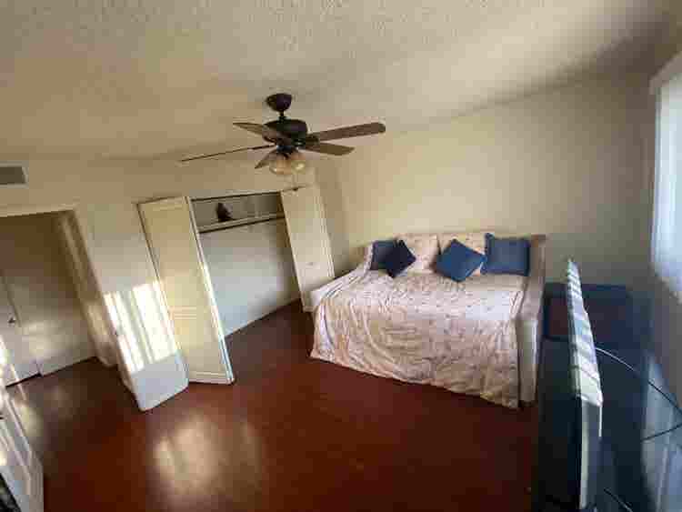 Spacious Room w Full Private Bath!