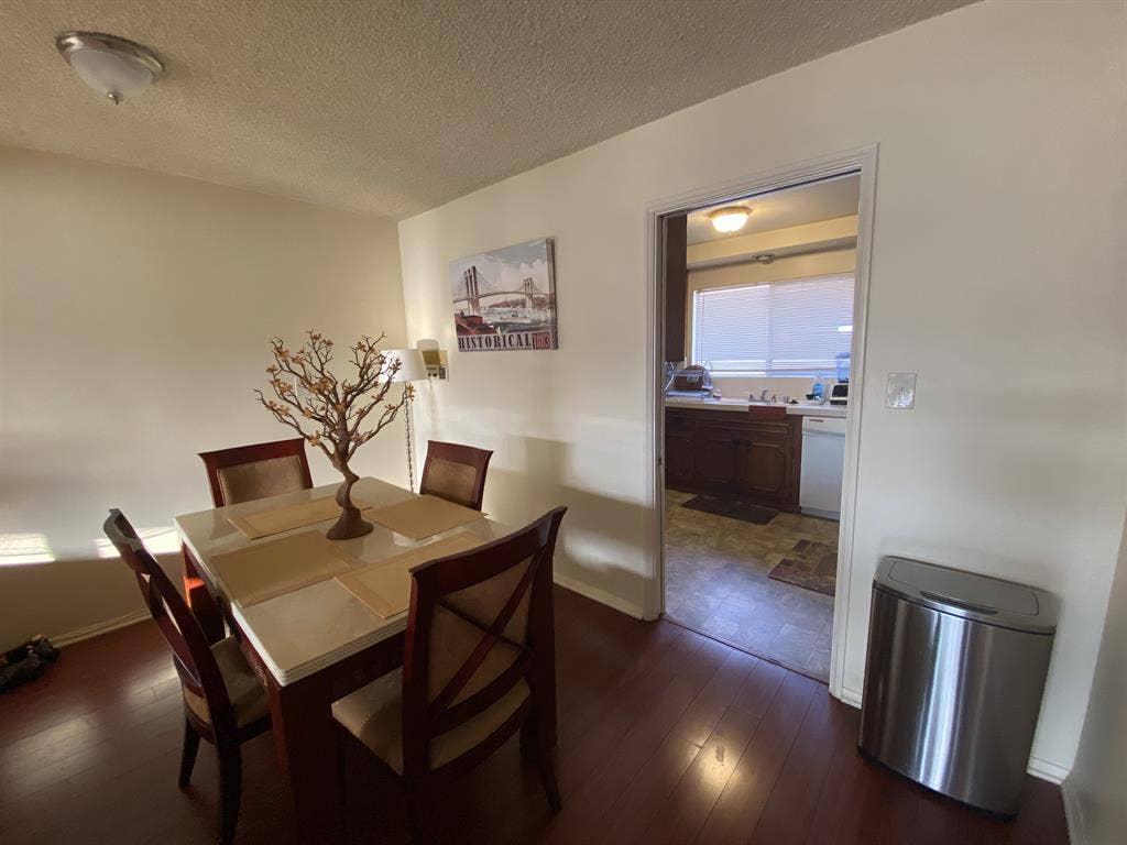 Spacious Room w Full Private Bath!
