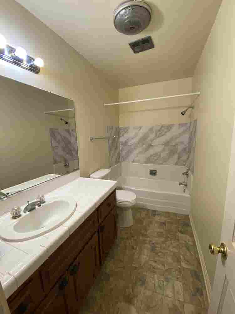 Spacious Room w Full Private Bath!