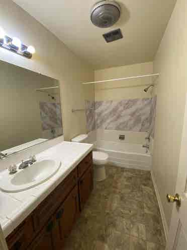 Spacious Room w Full Private Bath!
