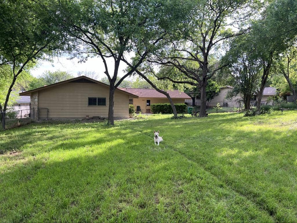 Large Yard - Mid/Late s Household