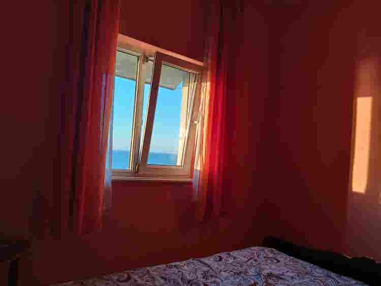 room by the sea, first coastline