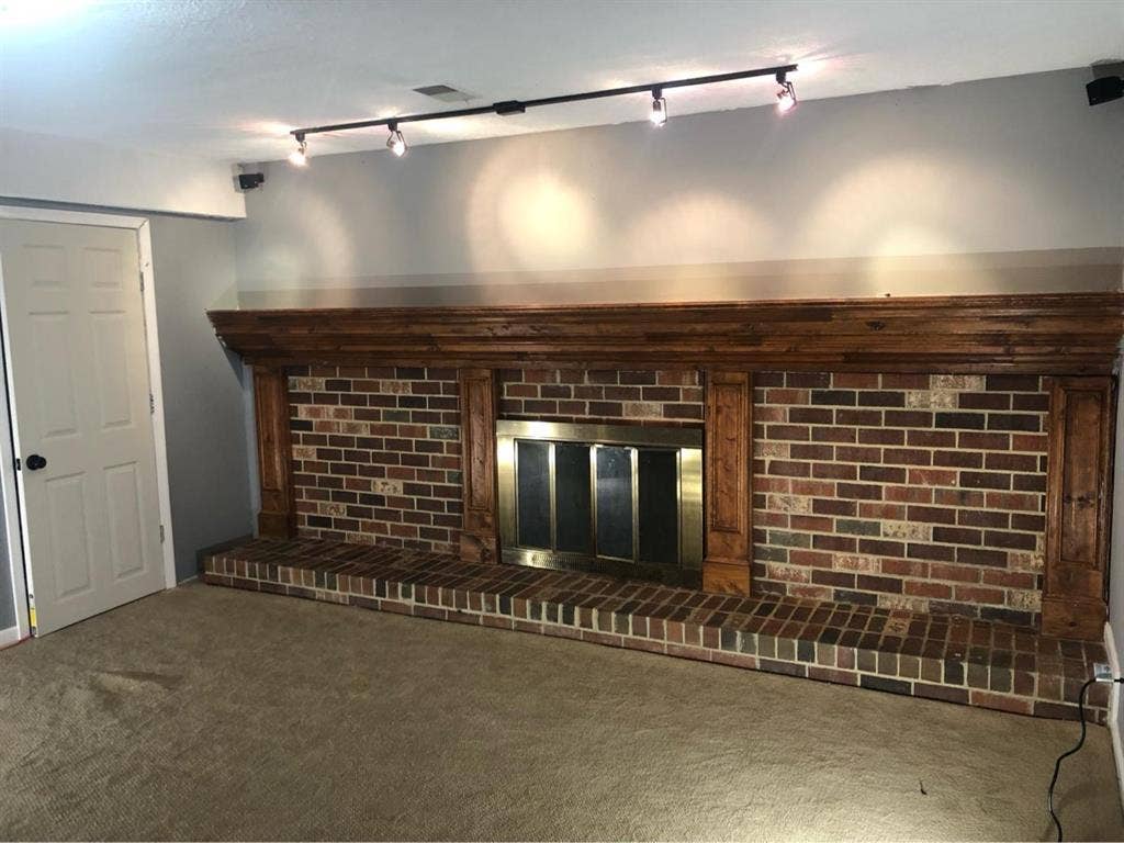 I have a room for rent.