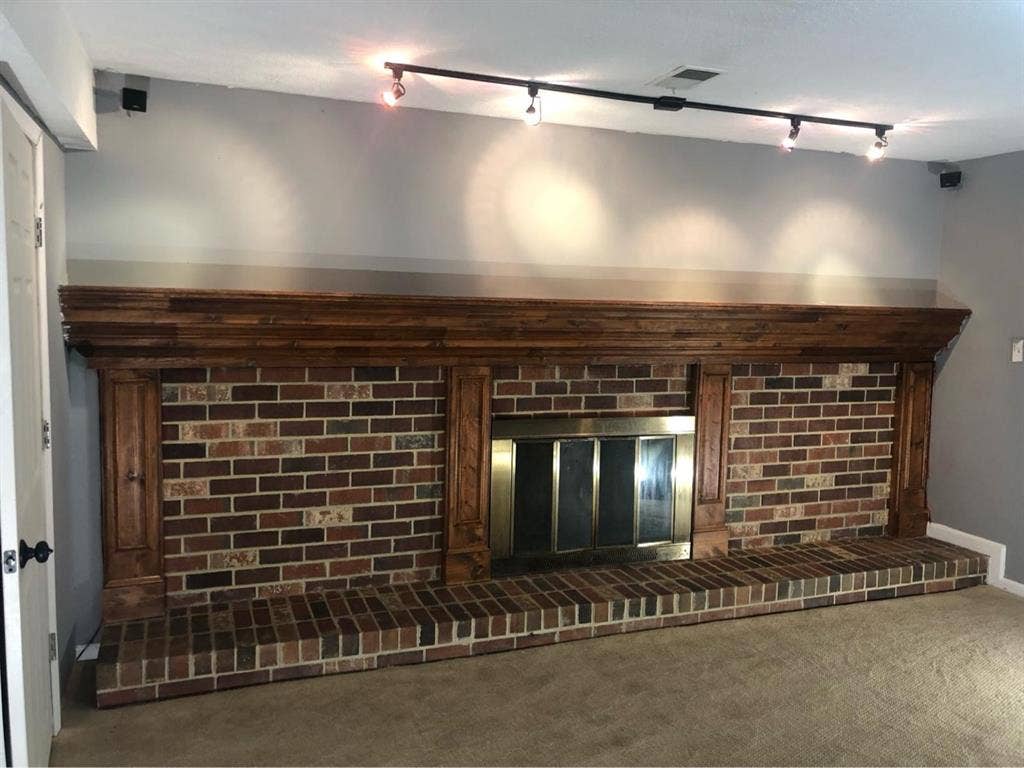 I have a room for rent.