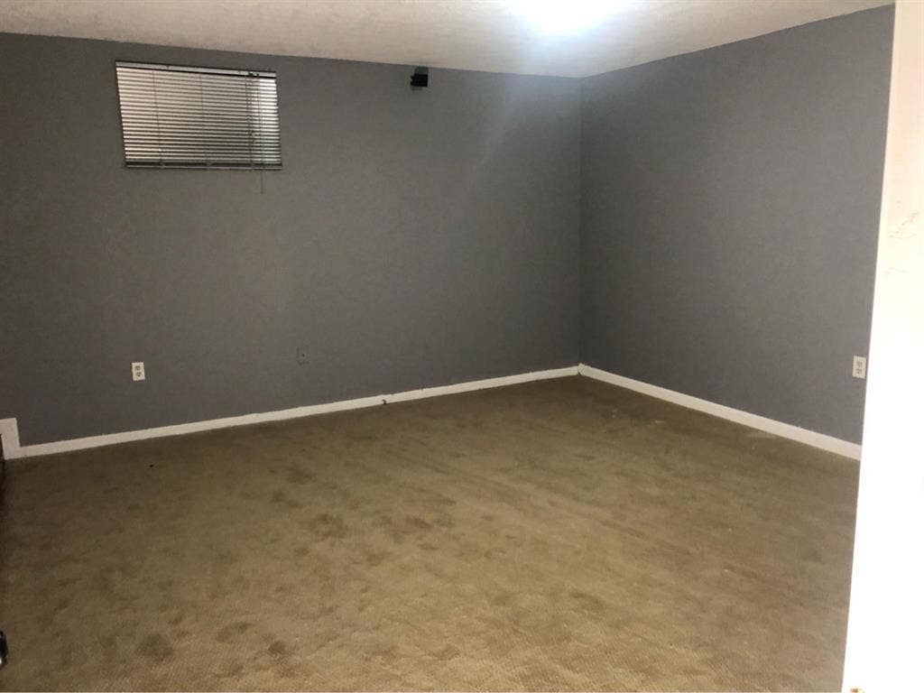 I have a room for rent.