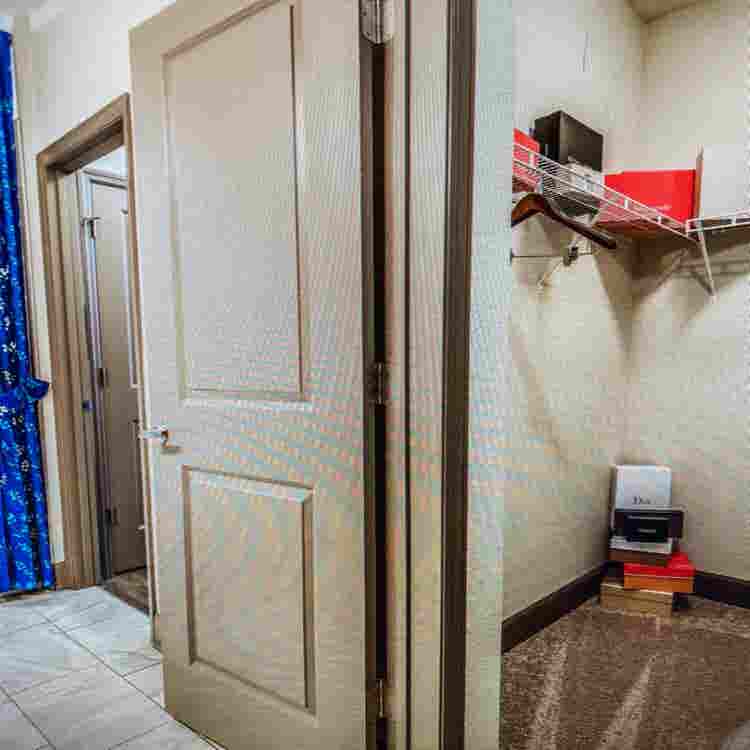 Room to rent now!