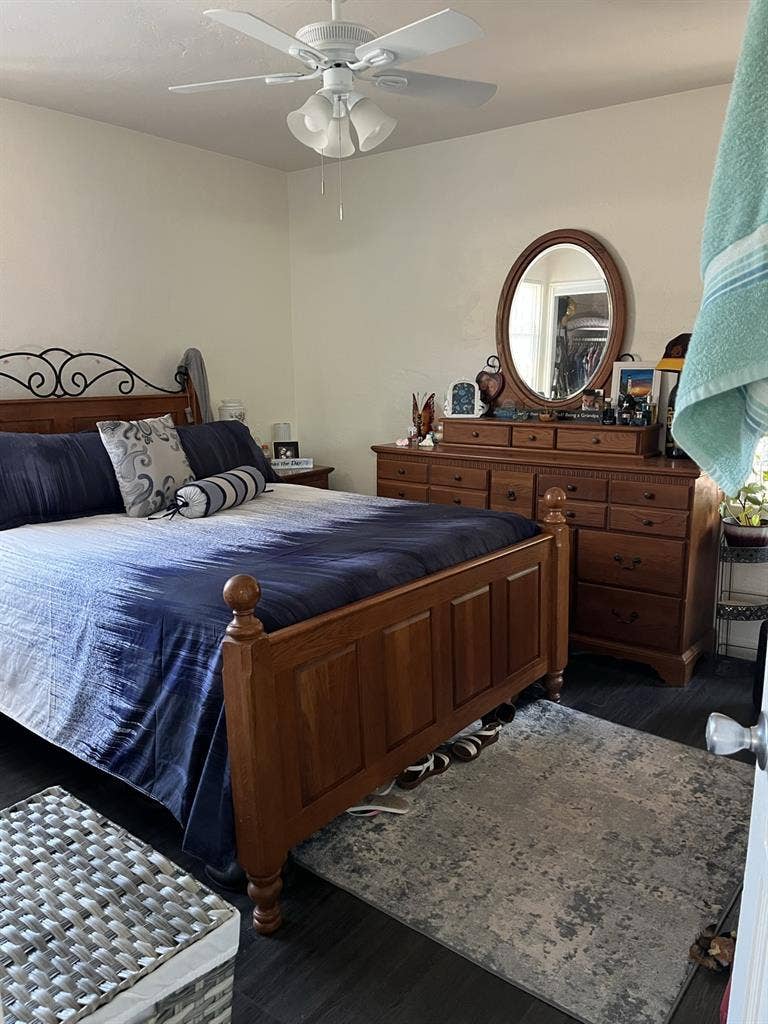 Large room in three bd house