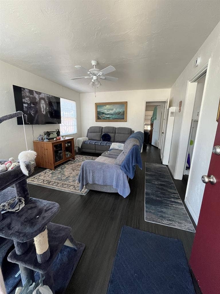 Large room in three bd house