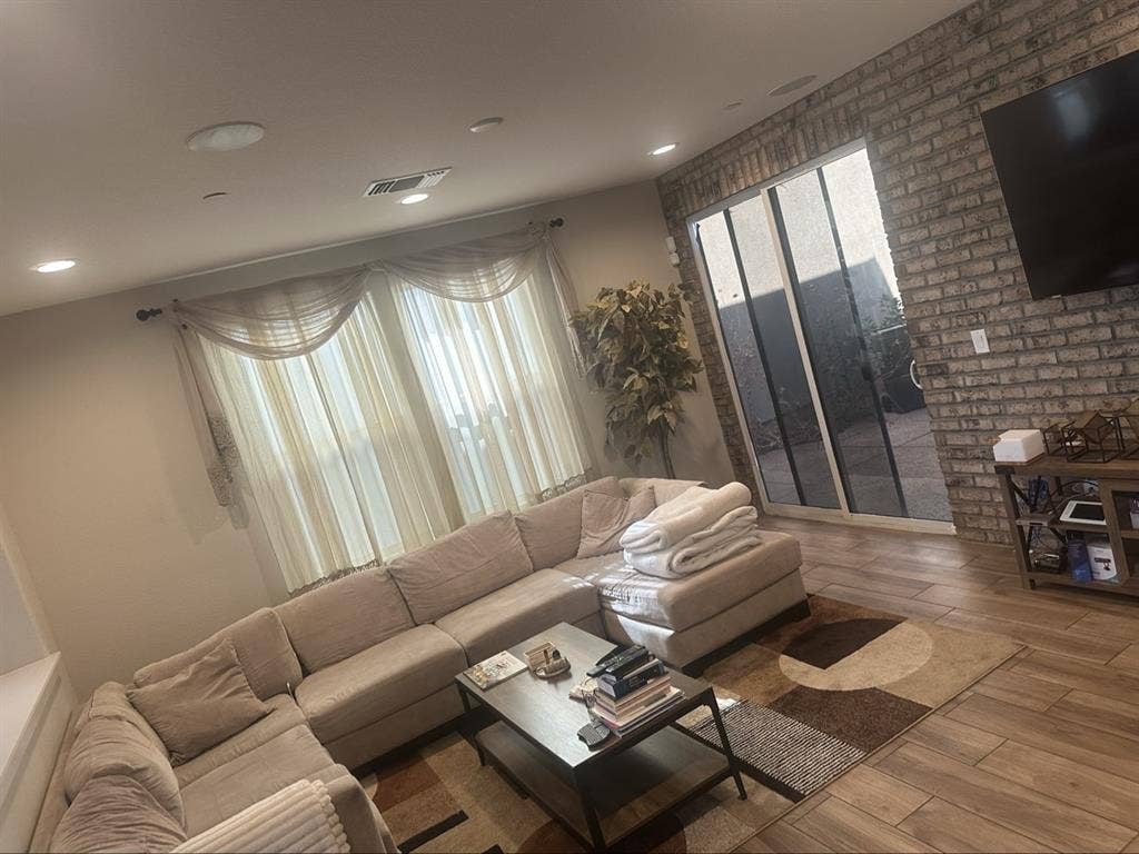 Room w/ private bath, utilities Inc