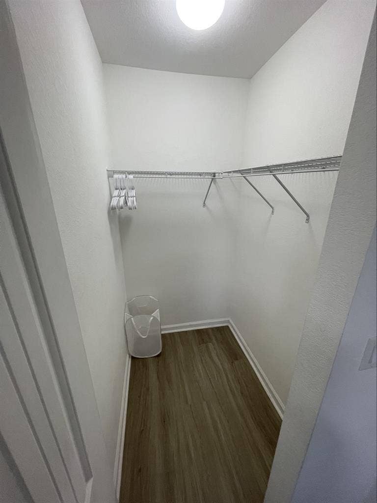 Private room w/walking closet