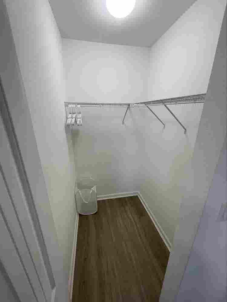 Private room w/walking closet