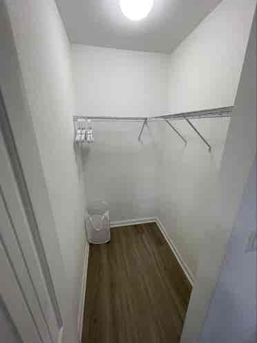 Private room w/walking closet
