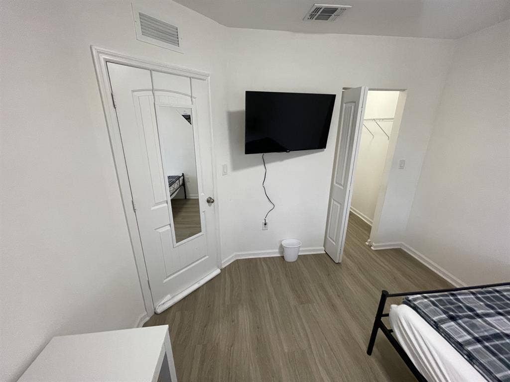 Private room w/walking closet