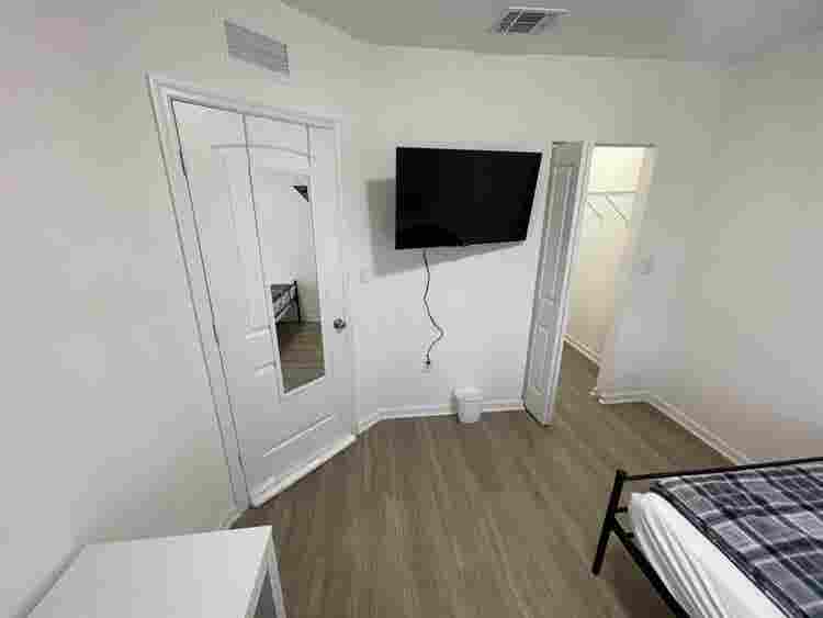 Private room w/walking closet