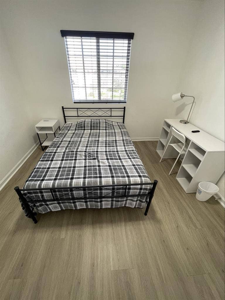 Private room w/walking closet