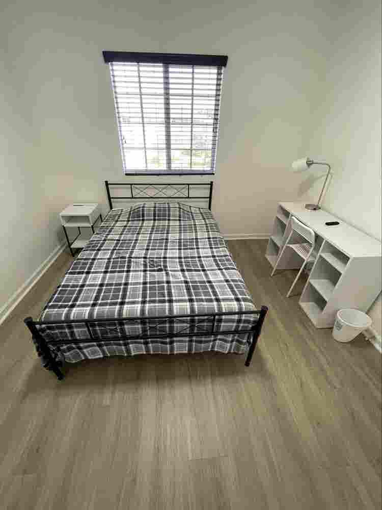 Private room w/walking closet