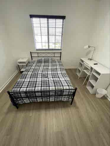 Private room w/walking closet