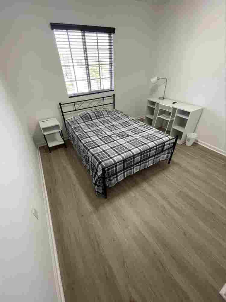 Private room w/walking closet