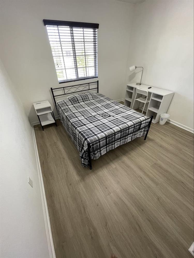 Private room w/walking closet