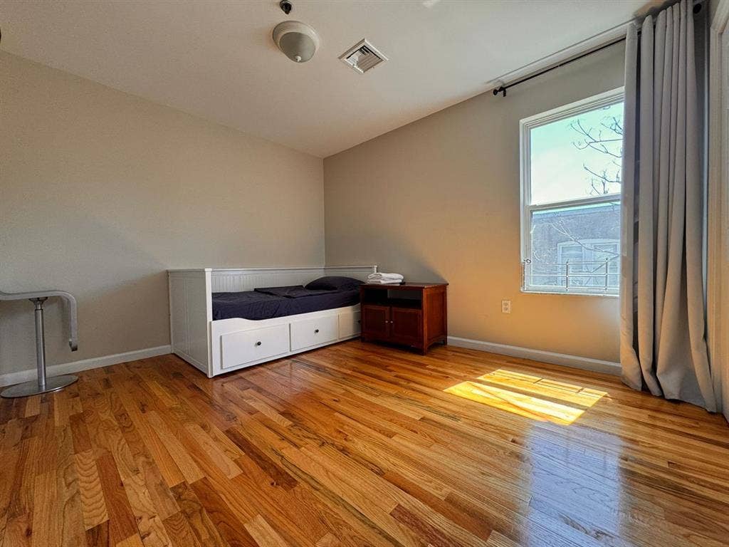Rental room in West New York