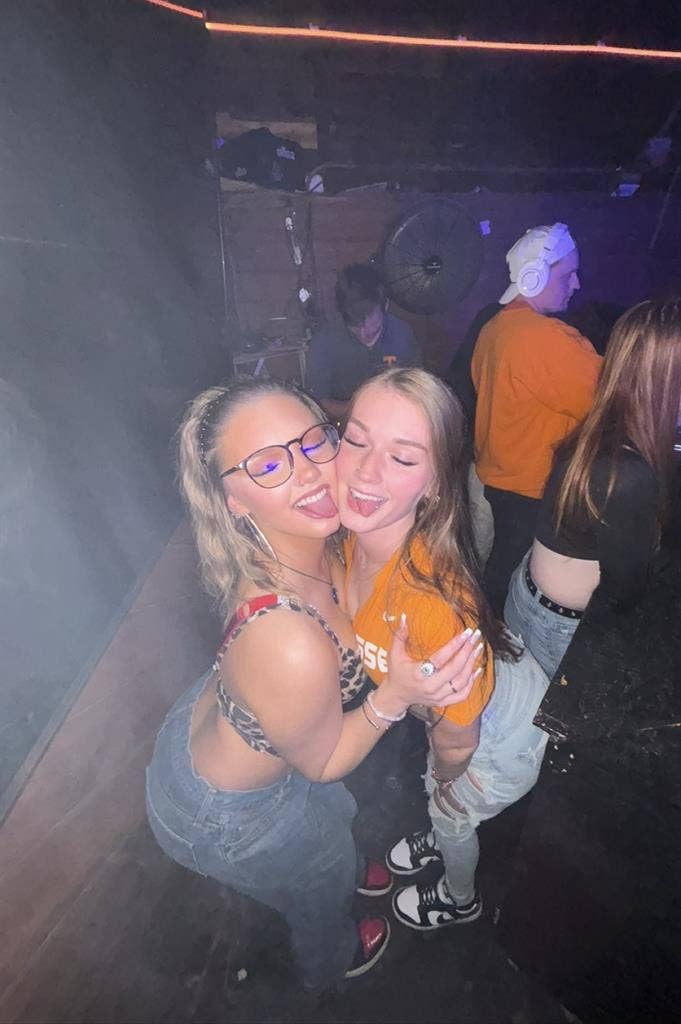 Looking for roommates!!!