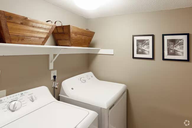 ISO Female Roommate
