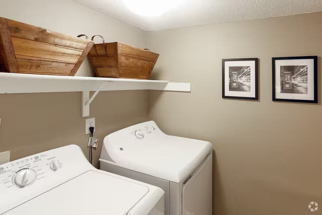 ISO Female Roommate