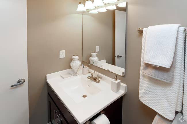 ISO Female Roommate