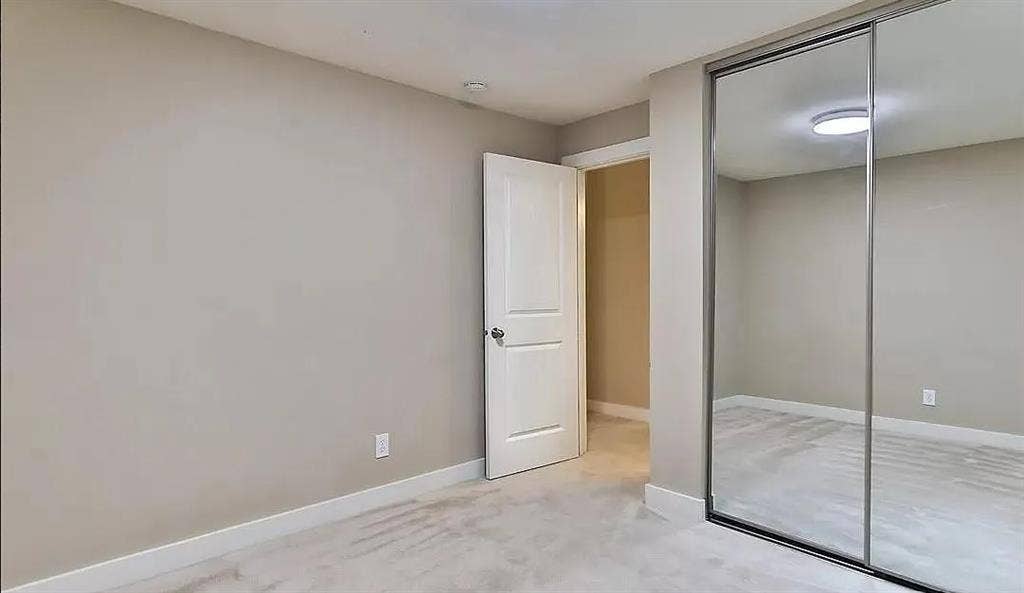 Bath Condo - Bellevue - $