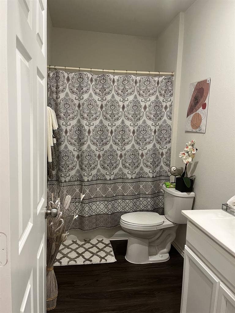 Seeking roommate in Katy