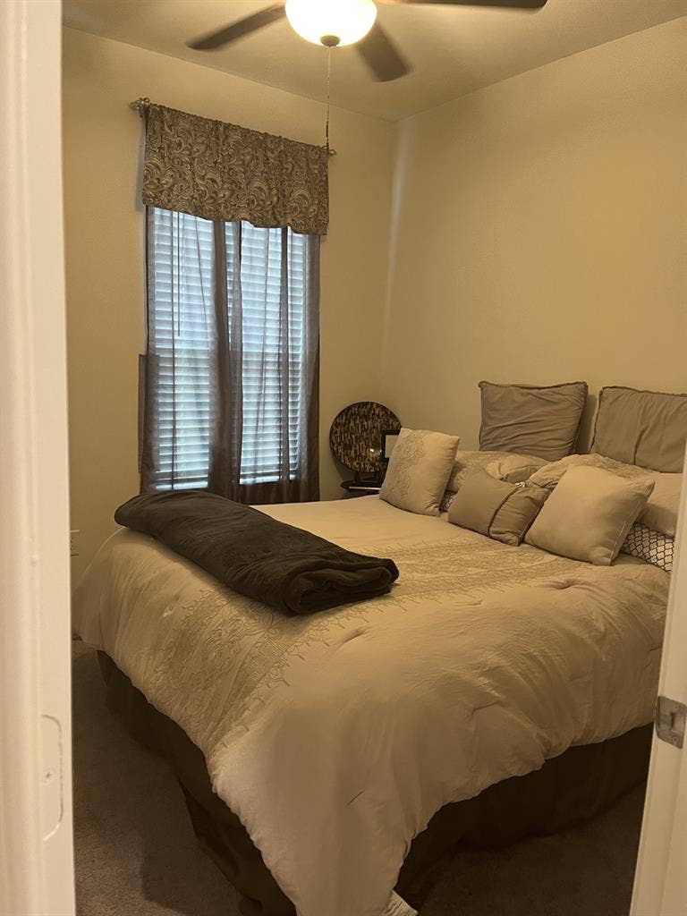 Seeking roommate in Katy