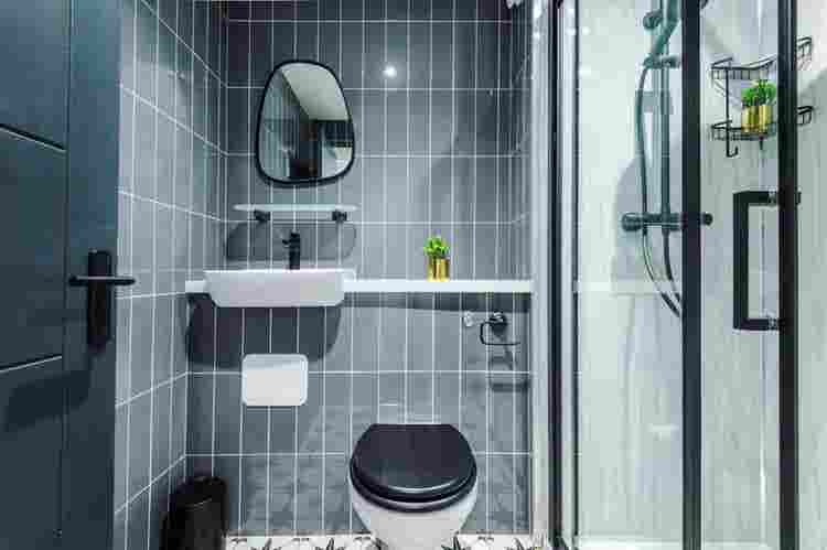 2 rooms in Salford