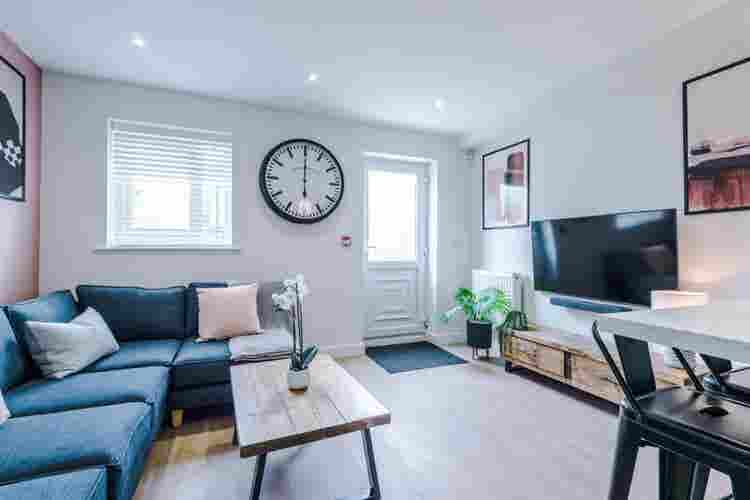 2 rooms in Salford